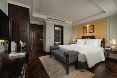 La Rue Signature Suite con balcón y vistas a la ciudad — La Mejor Indochine Hotel