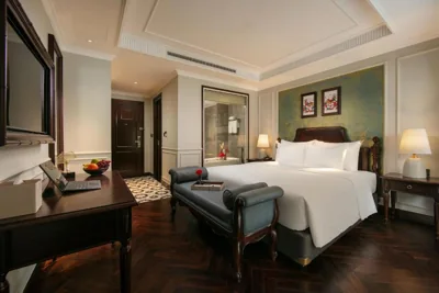Opera Junior Suite con balcón francés y vistas a la ciudad — La Mejor Indochine Hotel